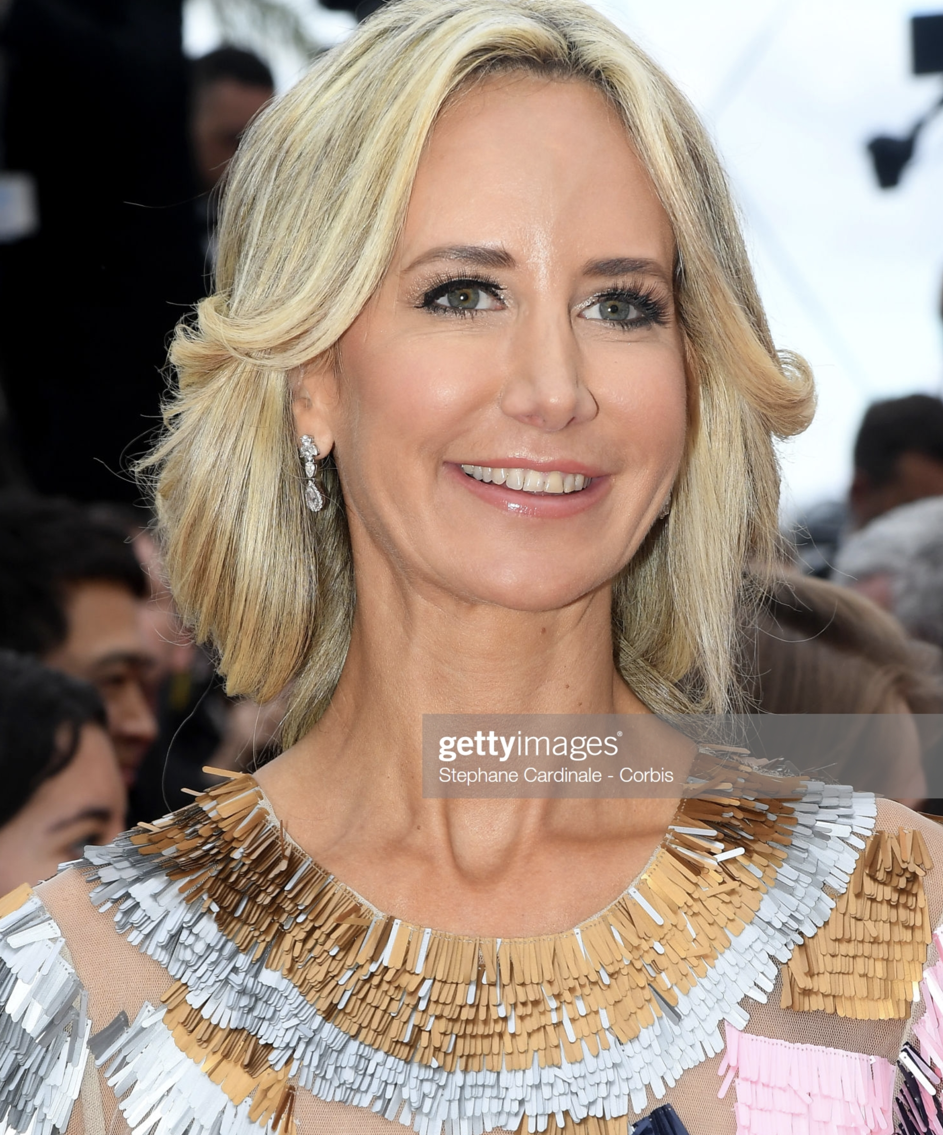 Lady Victoria Hervey monte les marches de Cannes parée en Elsa Lee